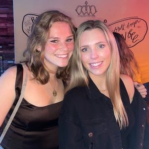 Meet your Posher, Caitlin